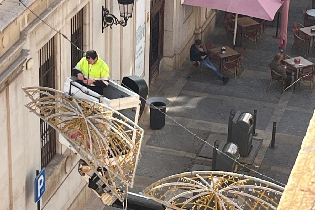 Castelló prepara su alumbrado festivo con la renovación de los tensores en las calles y fachadas