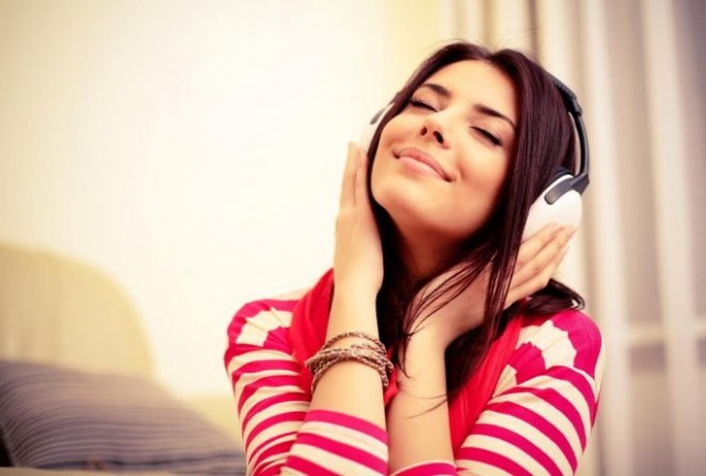 Escuchar música antes de la cirugía ocular reduce la ansiedad de los pacientes 