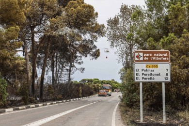 El incendio de El Saler mantendrá cortada la carretera CV-500 todo el fin de semana