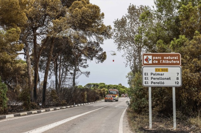 El incendio de El Saler mantendrá cortada la carretera CV-500 todo el fin de semana