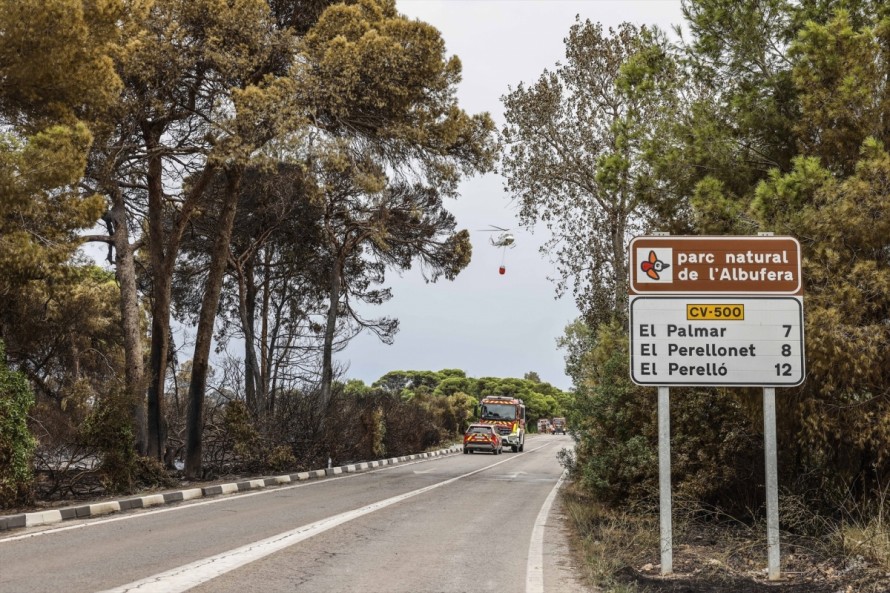 El incendio de El Saler mantendrá cortada la carretera CV-500 todo el fin de semana