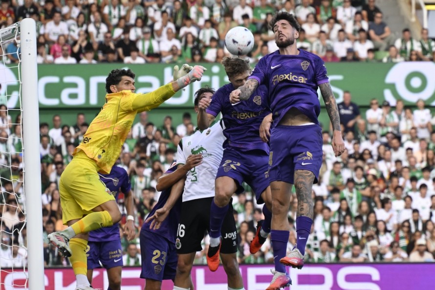 El Elche CF llega tarde al partido de Santander