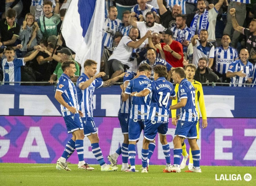 El Alavés celebra el primer tanto contra el Villarreal.