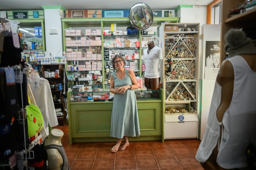 Adela, la mujer que cierra su histórica mercería de Ciudad Jardín pero deja listo el relevo