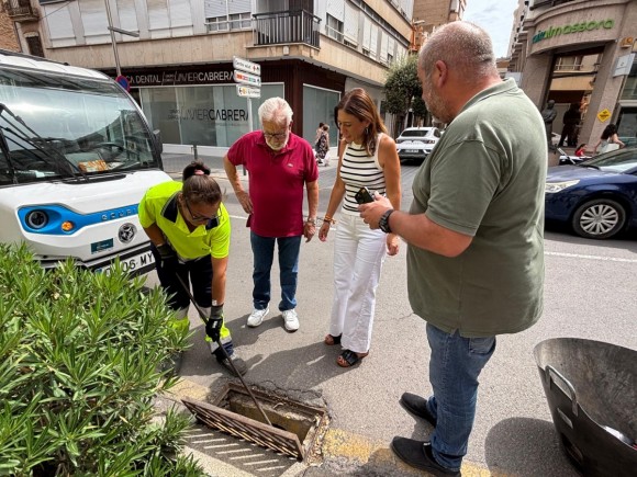 Almassora se prepara ante posibles lluvias intensas con un plan de limpieza de imbornales 