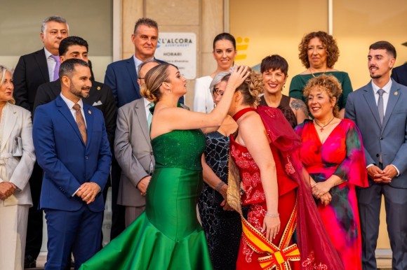 Balma Aparici recibe su corona como reina de las Fiestas del Cristo de l'Alcora 