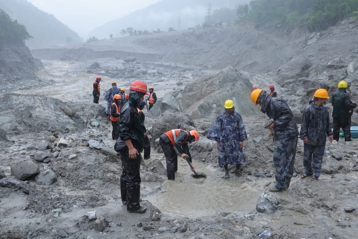 Aumentan a 675 los muertos y a 2.498 los desaparecidos por la riada de Nepal