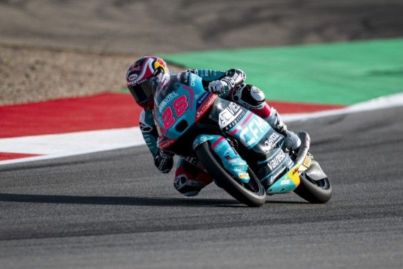 Máximo Quiles suma su séptima victoria de la temporada y es más líder de Moto3