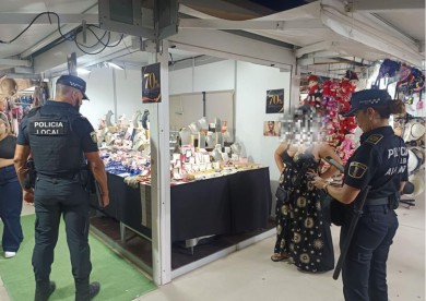 La Policía de Alicante interviene más de 3.000 productos falsificados en un operativo contra el 'top manta' 