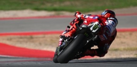Marc Márquez vence con autoridad y hace pleno en Motorland