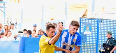 El Águilas tiene un debut amargo: empata en casa tras adelantarse dos veces y jugando contra diez