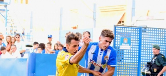 El Águilas tiene un debut amargo: empata en casa tras adelantarse dos veces y jugando contra diez
