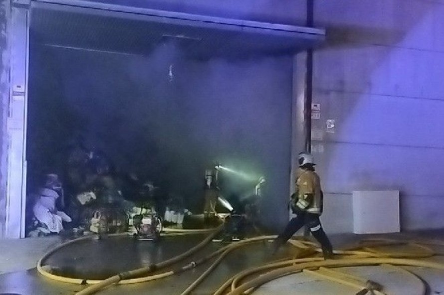 Controlado el incendio en una fábrica textil de Cocentaina que ha movilizado a dos parques de bomberos
