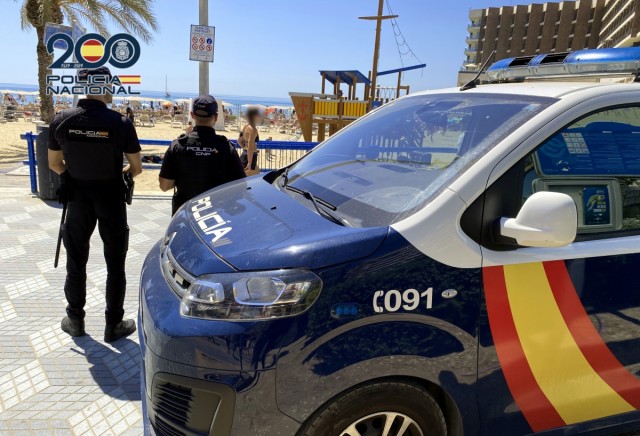 Cuatro detenidos por robos a bañistas en la playa de El Postiguet de Alicante