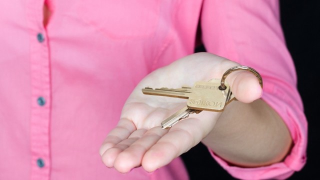 València adjudica 39 viviendas públicas a familias con dificultades de acceso a una casa