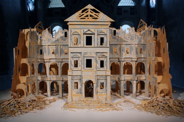 Castillos de papel: el fraude visual de Antonio Fernández Alvira llega a Francia 
