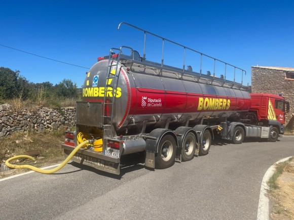 La Diputación actúa de emergencia en Benafigos con una cuba para garantizar el suministro de agua potable