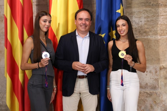 Pérez Llorca felicita a Marina Cortelles y Lucía Muñoz por su 
