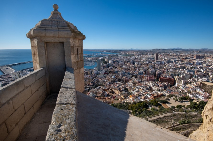 Alicante cierra un buen bimestre turístico, pero se estanca en la estancia media: de tres a cuatro noches