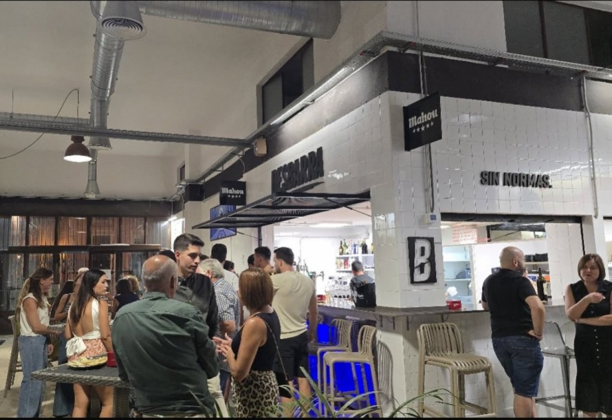 La Plaza de Abastos de Mula cuelga el cartel de 'completo' con la apertura de 'Desbarre': tapear en el mercado está de moda