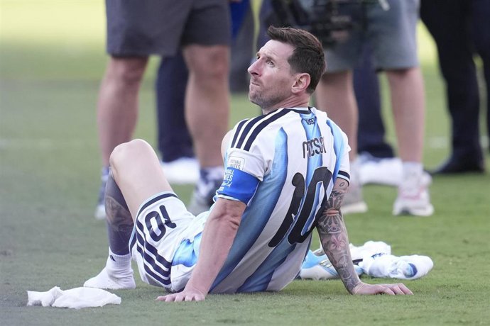 Archivo - Leo Messi sentado en el césped tras perder la final del Mundial 2026 ante España
