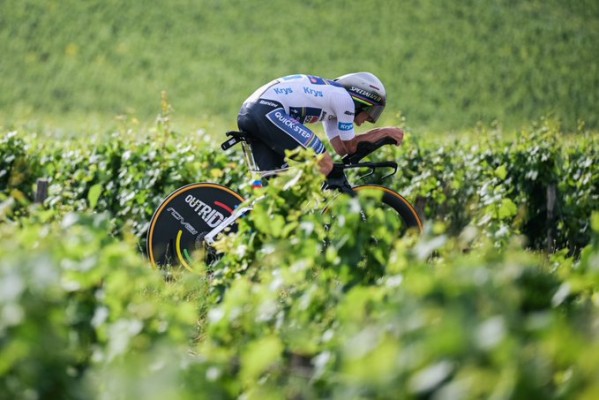Evenepoel se impone en la crono y recorta diferencias a Pogacar
