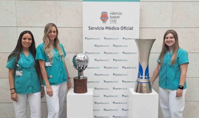 El Centro Médico Quirónsalud Mercado de Colón exhibe los trofeos de Liga del Valencia Basket