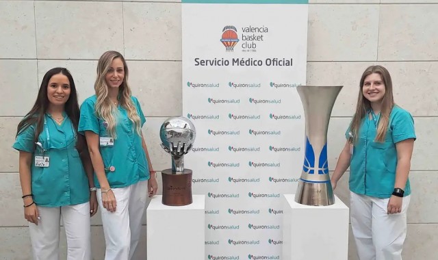 El Centro Médico Quirónsalud Mercado de Colón exhibe los trofeos de Liga del Valencia Basket