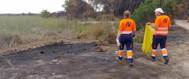 Los servicios de limpieza del Ayuntamiento de València retiran 750 kilos de residuos del incendio de El Saler