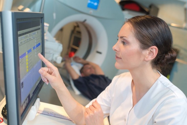 Madrid reduce en 38.000 pacientes las listas de espera de consultas y pruebas diagnósticas en julio