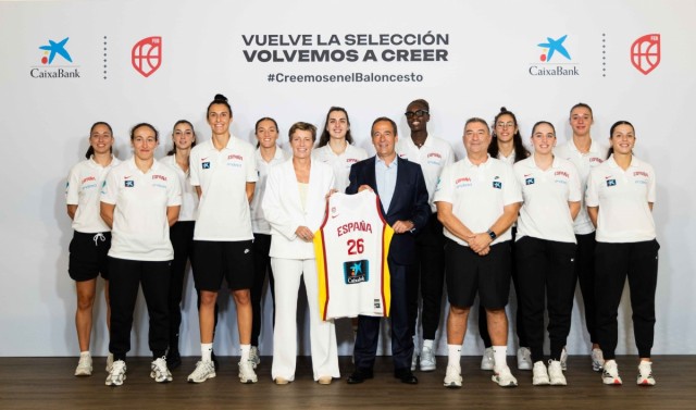 CaixaBank entrega la camiseta oficial del Mundial a la Selección Femenina de baloncesto