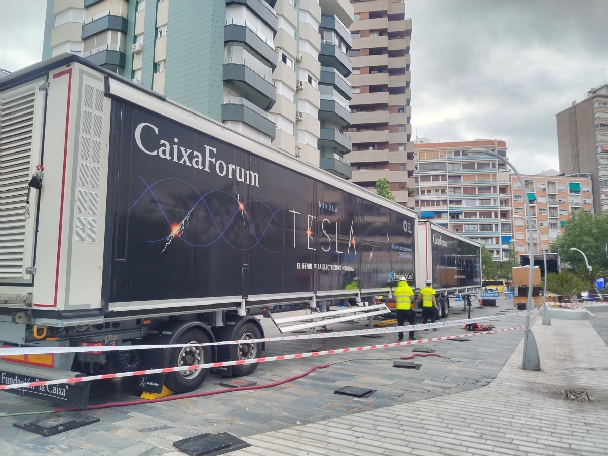 La exposición que echa ‘chispas’ en Murcia: el genio de Tesla ilumina la Avenida de la Libertad