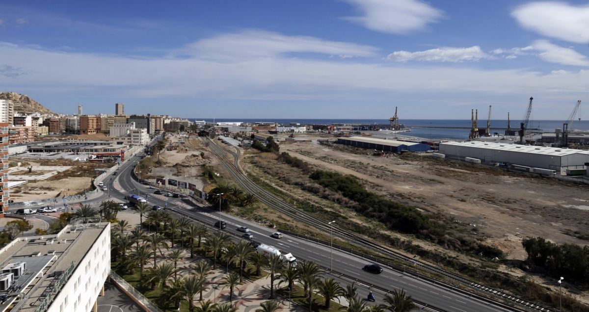 Panorámica del acceso sur de Alicante y los terrenos de la antigua ZAL, en imagen de archivo.