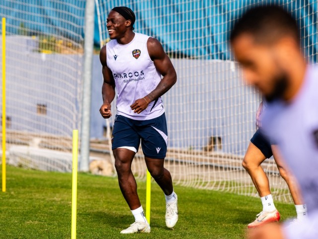 Etta Eyong descarta al Valencia CF y se queda en el Levante 