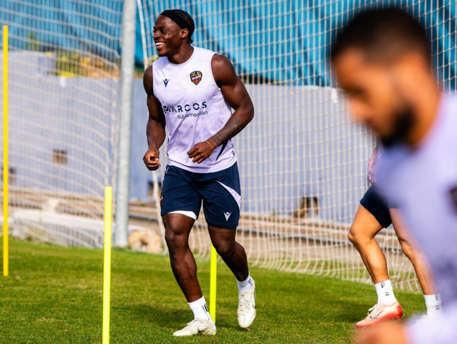 Etta Eyong descarta al Valencia CF y se queda en el Levante 
