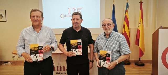 La Cámara de Comercio de Orihuela actualiza sus 125 años de historia en una nueva edición de su libro