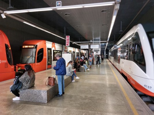 Retrasos en todas las líneas del TRAM tras paralizarse el servicio por una avería eléctrica