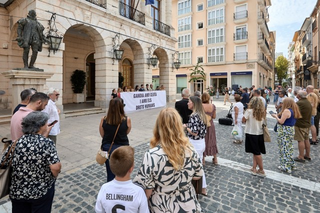 Así ha sido la concentración institucional de Gandia en apoyo a Ceuta por la crisis migratoria