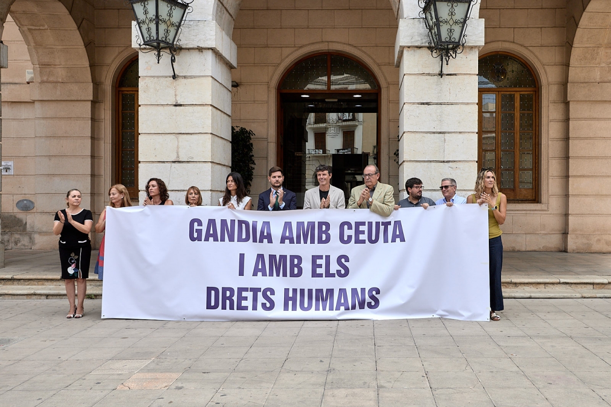 Imagen de la concentración institucional de Gandia en apoyo a Ceuta. - Foto: AYUNTAMIENTO DE GANDIA Imagen de la concentración institucional de Gandia en apoyo a Ceuta.