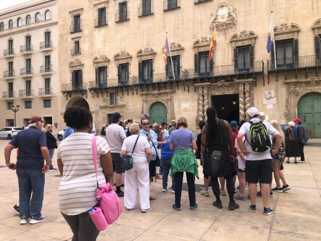 Los hoteles de Alicante despiden agosto al 95%, más de dos puntos por encima de 2025