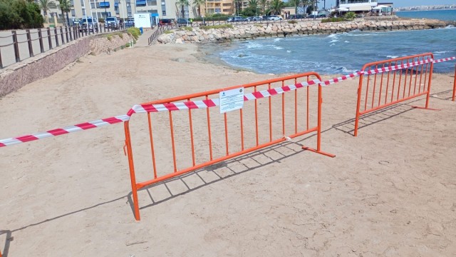 Torrevieja cierra al baño cala Piteras tras detectar una incidencia en la calidad del agua