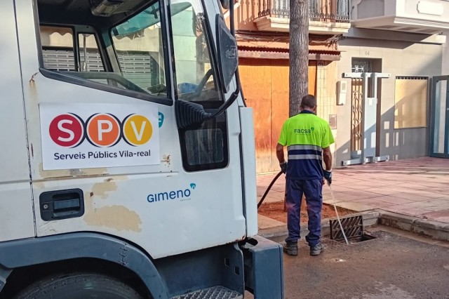 Vila-real limpia los cerca de 4.000 imbornales ante los meses de mayor riesgo de lluvias intensas