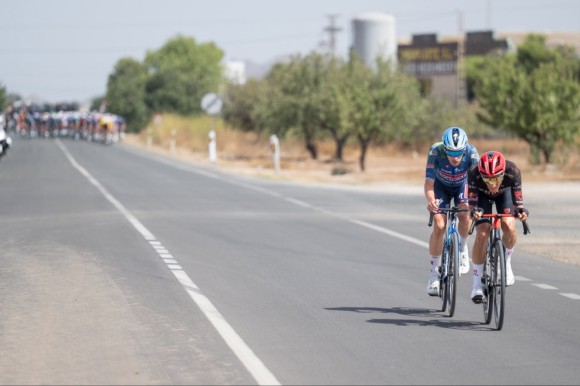 Triplete de Brennan en Lorca, Enric Mas mantiene el maillot rojo