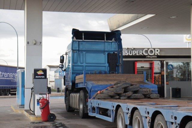 Transportistas denuncian que la rebaja fiscal del diésel no se está trasladando íntegramente a los precios