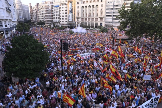 Multitudinarias concentraciones en apoyo a Ceuta llenan plazas en la Comunitat Valenciana: 