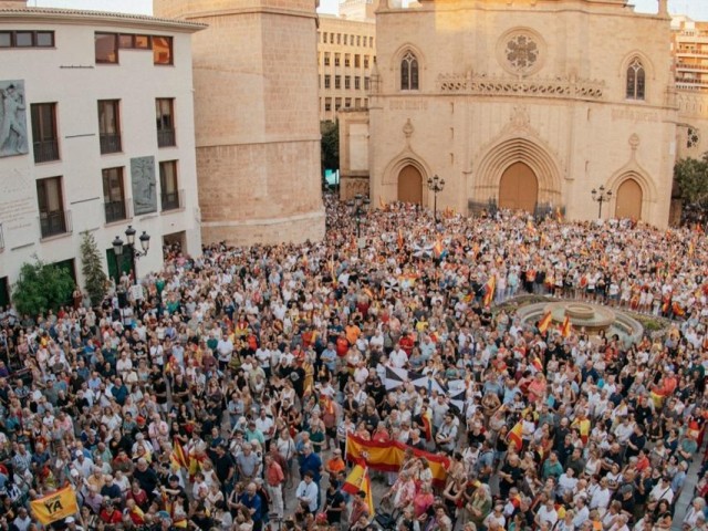 Miles de castellonenses se concentran en la plaza Mayor en muestra de apoyo y solidaridad con Ceuta