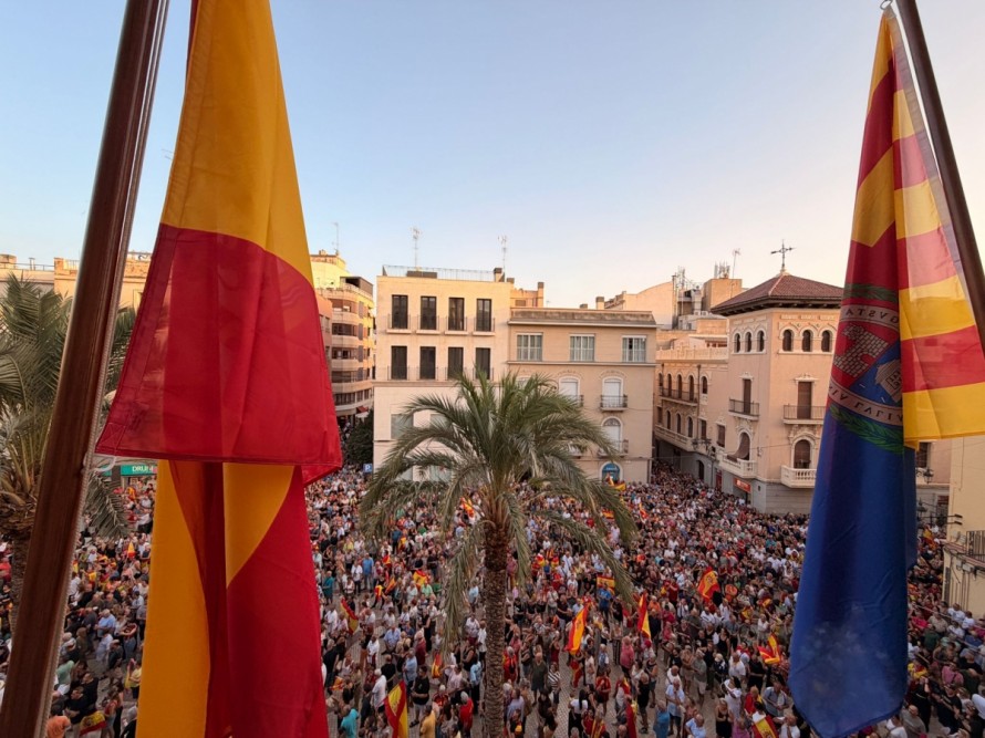 Más de 7.500 personas exhiben en Elche su respaldo a Ceuta 
