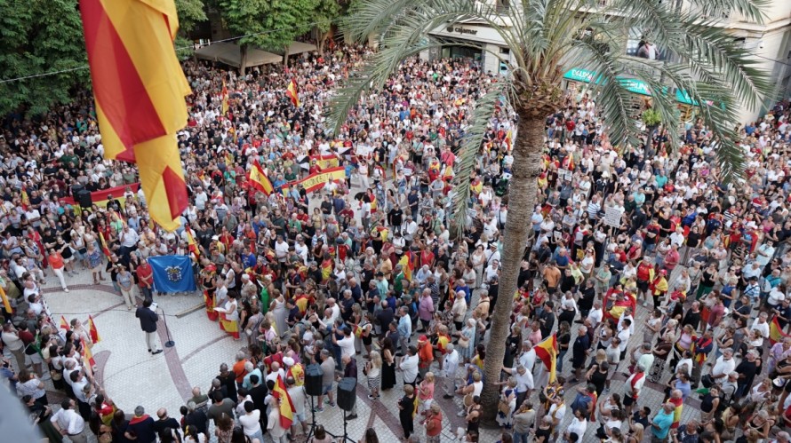 La concentración de apoyo a Ceuta en Elche, en imágenes