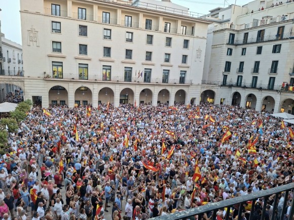 Miles de personas llenan la Plaza del Ayuntamiento de Alicante en apoyo a Ceuta