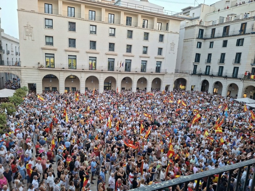 Miles de personas llenan la Plaza del Ayuntamiento de Alicante en apoyo a Ceuta